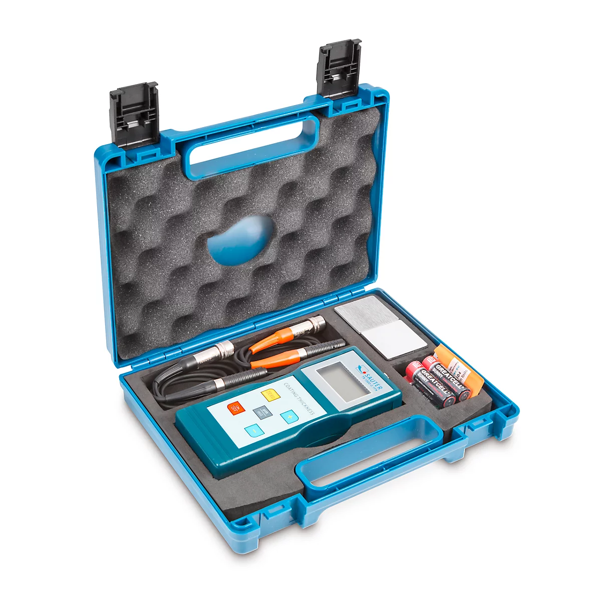Mallette bleue ouverte avec équipement de mesure : compteur, câbles, sondes, piles. La mousse noire protège les appareils.