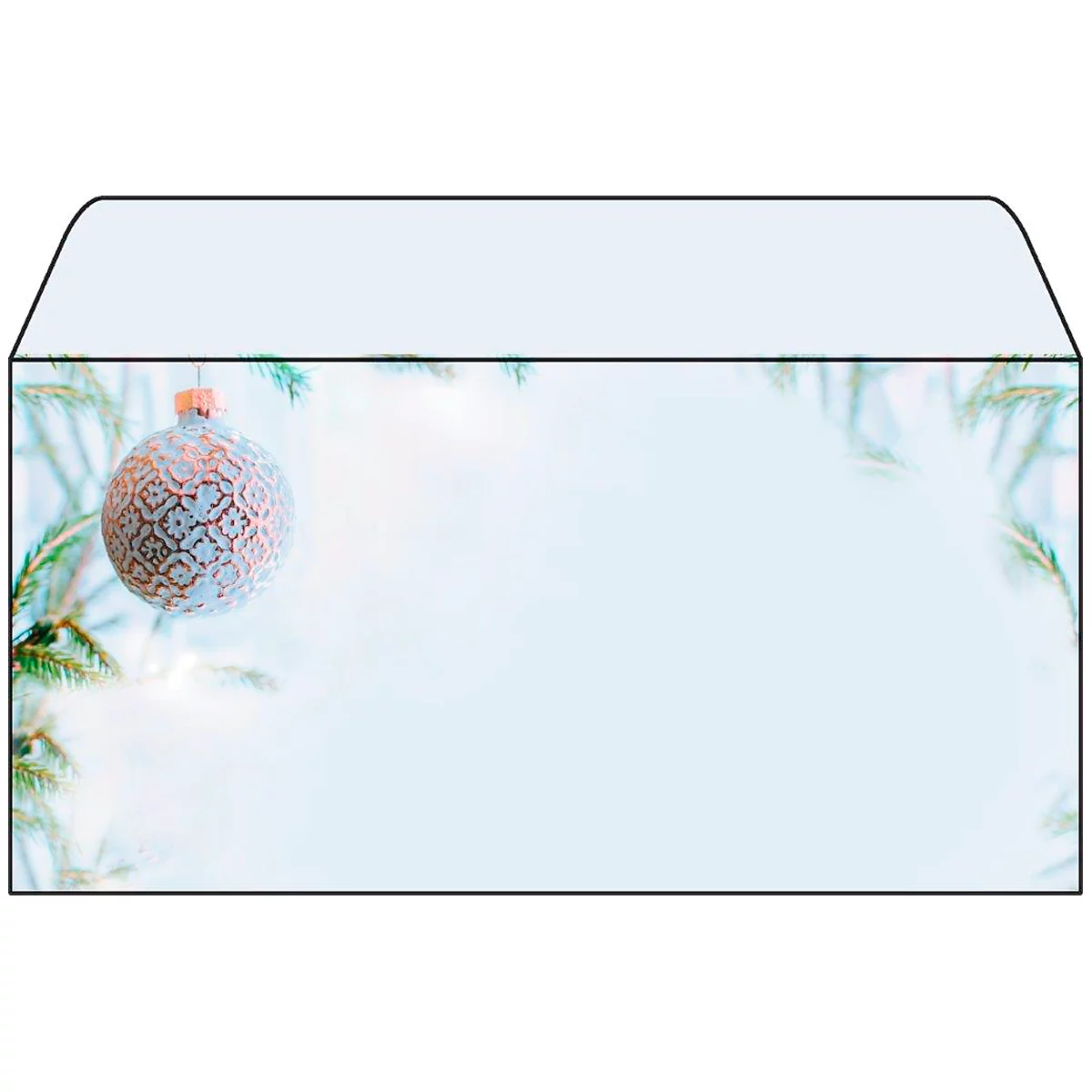Envelop met kerstbal op kerstachtergrond.