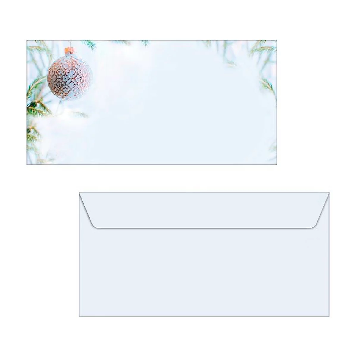 Lichtblauwe kerstkaart met kerstbal en bijpassende envelop.