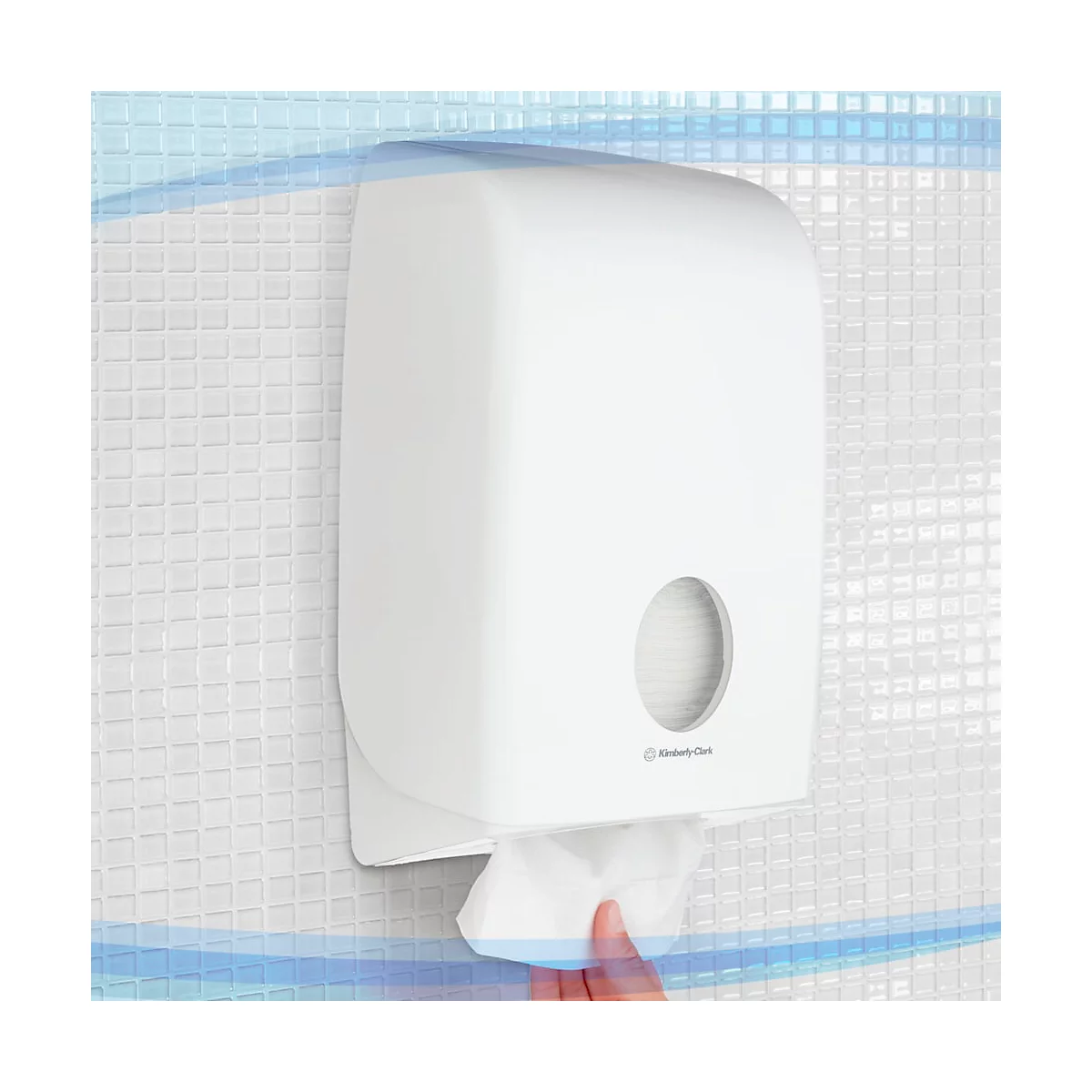 Witte papieren handdoekdispenser aan witte muur, een hand trekt papier.