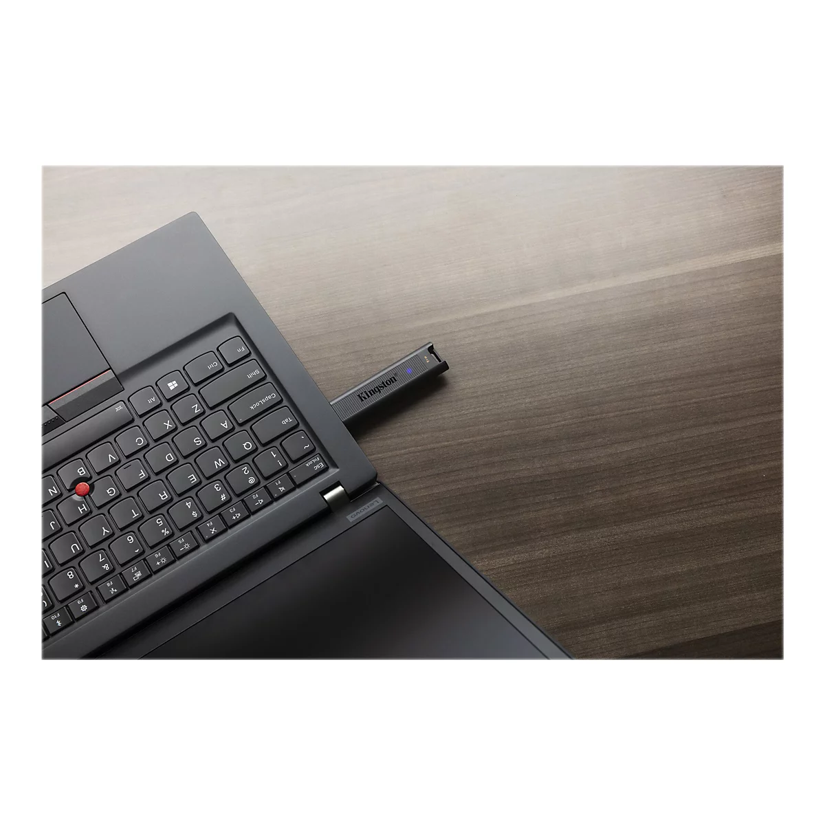 Schwarzer Laptop mit Kingston USB-Stick auf HolzoberflÃ¤che.
