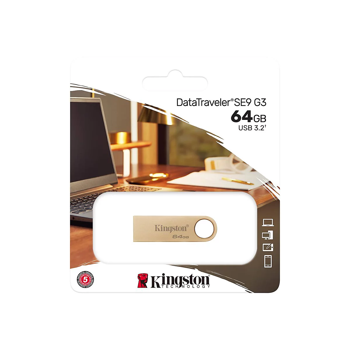 USB-Stick Kingston DataTraveler SE9 G3, 64 GB, in Blisterverpackung, vor dem Hintergrund eines Laptops und Schreibtisches.
