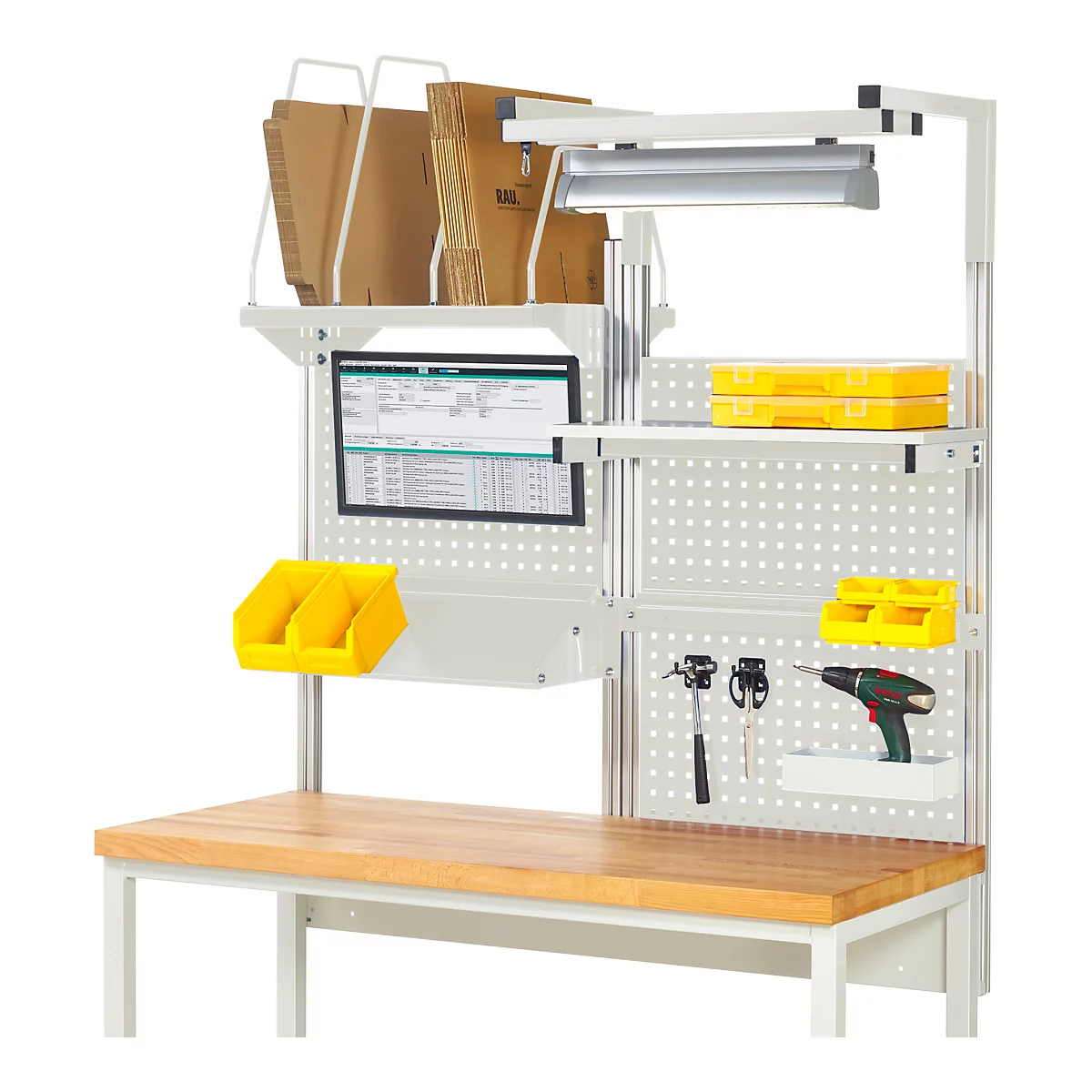 Établi avec outils et accessoires. Divers outils et un moniteur sont sur le plan de travail. Des conteneurs jaunes et des boîtes à outils jaunes sont fixés.