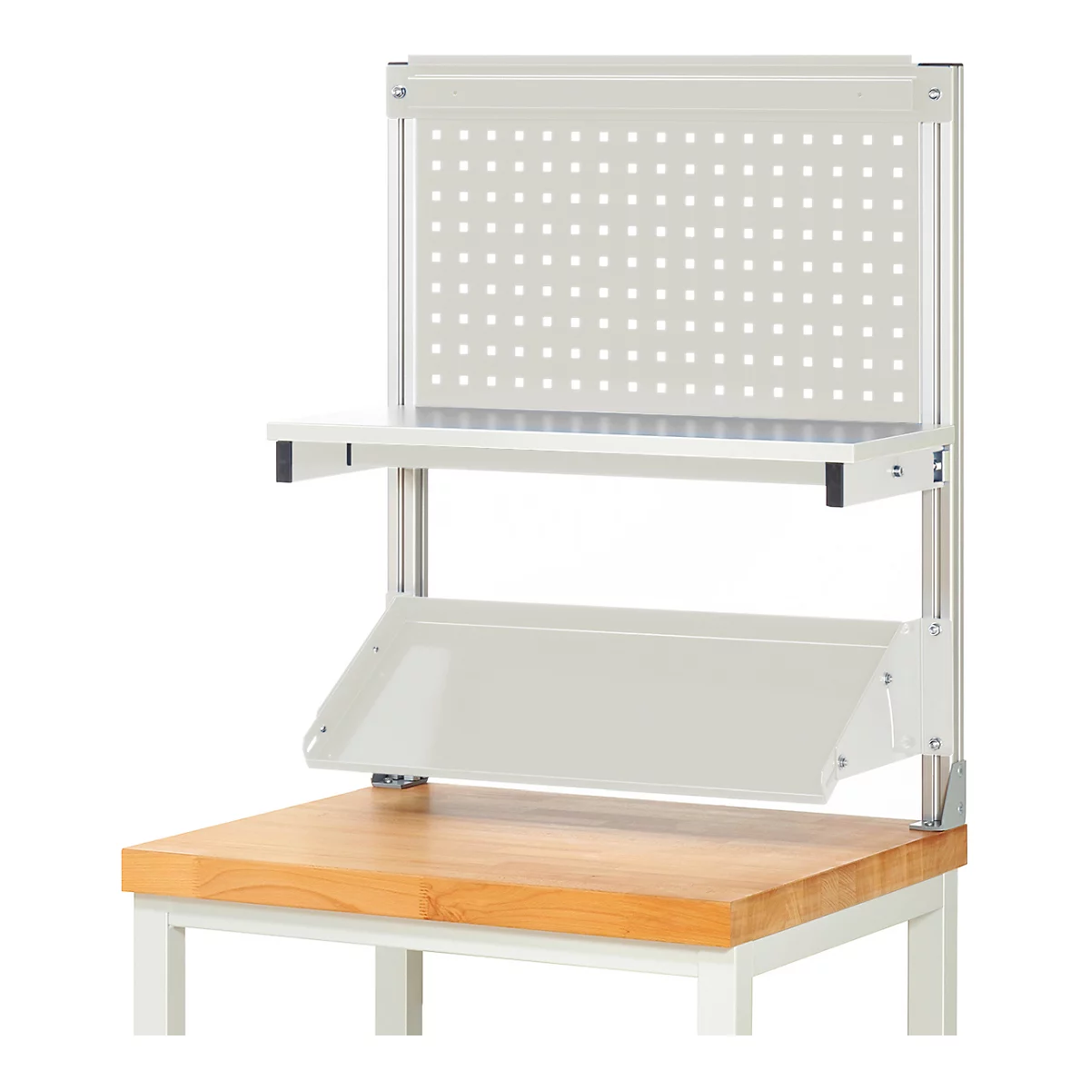 Établi avec panneau perforé, étagères et un bac, gris clair, sur une table en bois. Fond blanc.