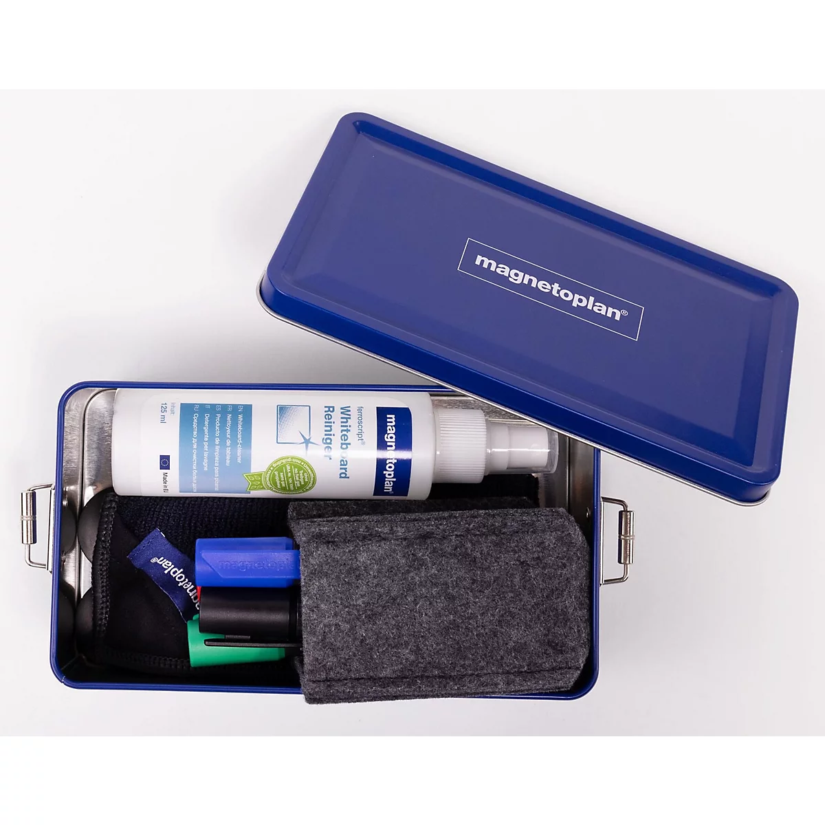 Boîte en métal bleue magnetoplan contenant un nettoyant pour tableau blanc, une pochette en feutre, des marqueurs et une éponge.
