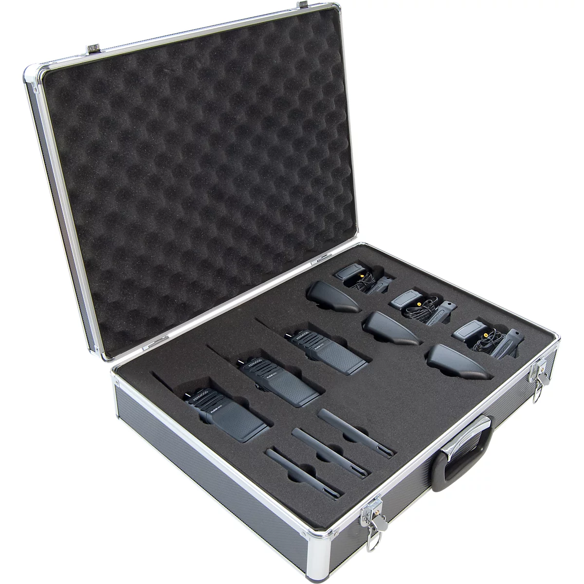 Valise argentée ouverte avec rembourrage en mousse contenant des radios et des accessoires.