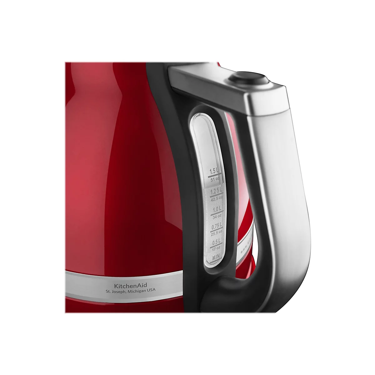 Nahaufnahme eines roten KitchenAid Wasserkochers mit Wasserstandsanzeige am Griff.