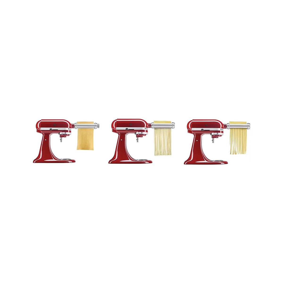 Drei rote KitchenAid Küchenmaschinen mit verschiedenen Nudelvorsätzen, die Teigplatten und Nudeln verarbeiten.