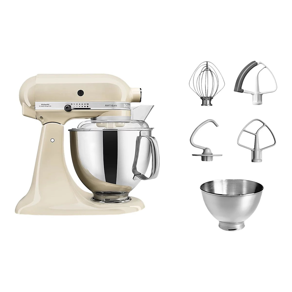 Beigefarbene KitchenAid Artisan Küchenmaschine mit Edelstahlschüssel und Zubehörsets auf weißem Hintergrund.