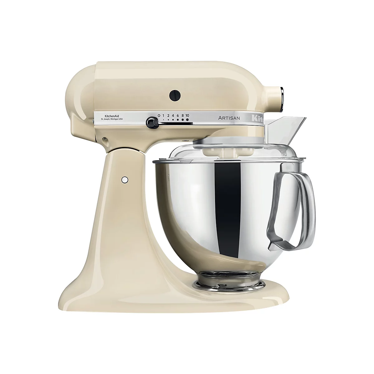 Cremefarbene KitchenAid Artisan Küchenmaschine mit polierter Edelstahlschüssel vor weißem Hintergrund.