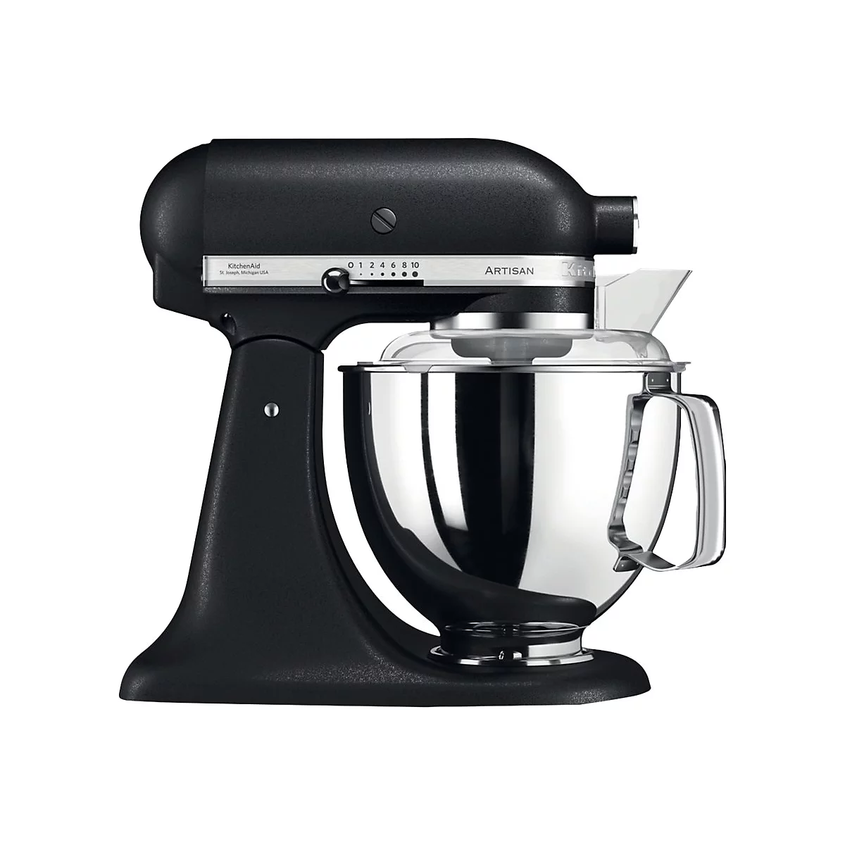 Schwarze KitchenAid Artisan Küchenmaschine mit polierter Edelstahlschüssel vor weißem Hintergrund.