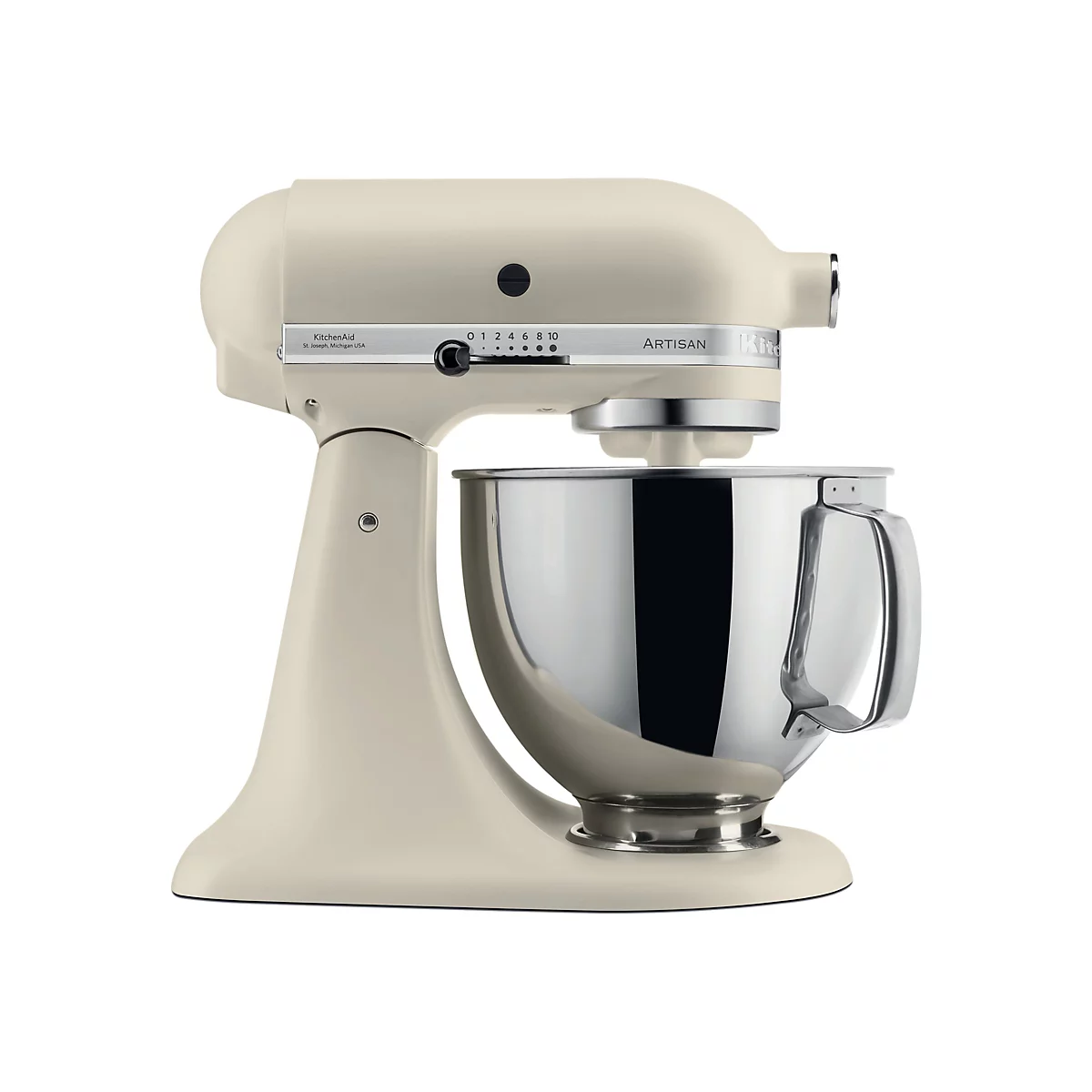 Beigefarbene KitchenAid Artisan Küchenmaschine mit silberner Edelstahlschüssel vor weißem Hintergrund.