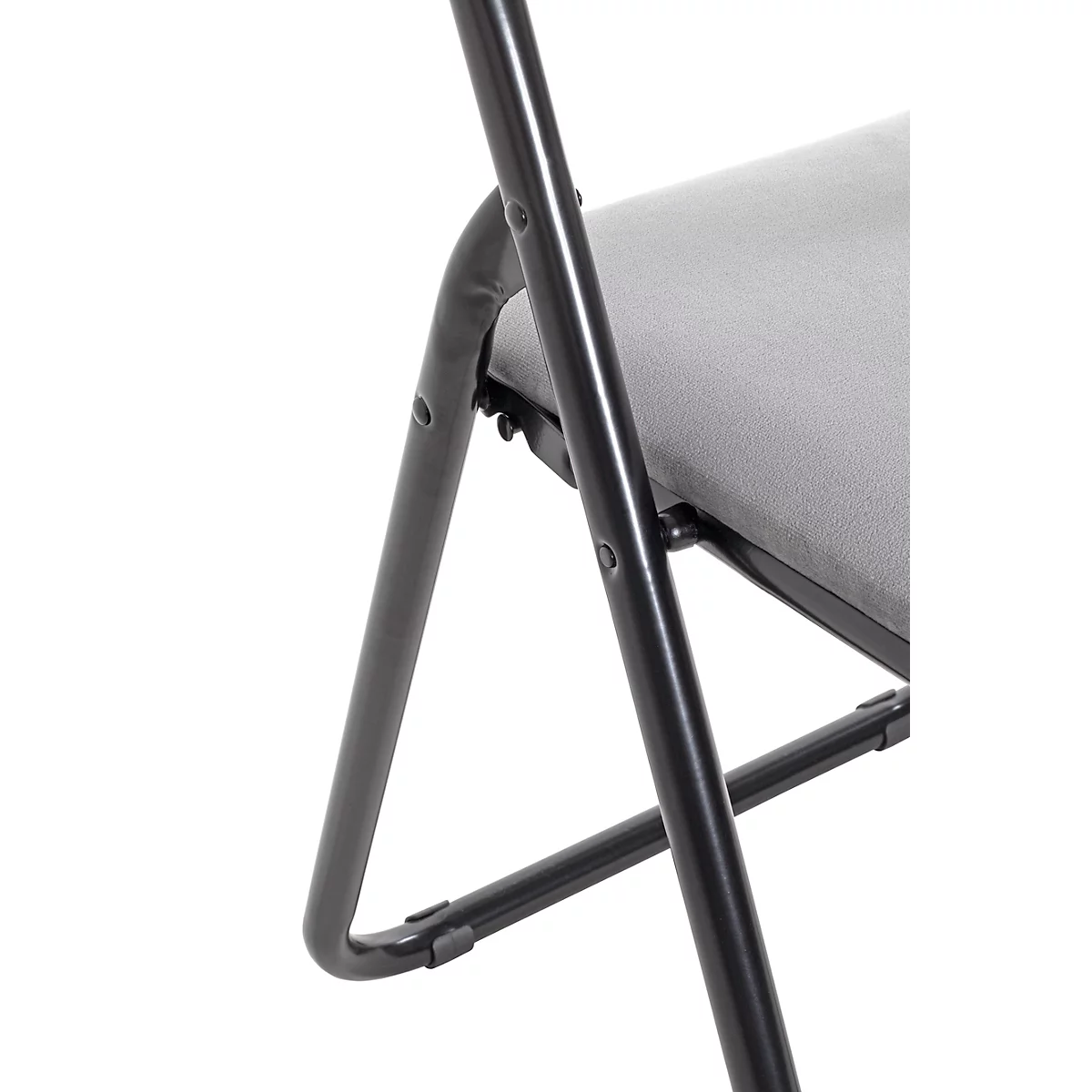 Nahaufnahme eines schwarzen Metallstuhls mit grauem Sitz. Die Beine des Stuhls sind im Fokus.