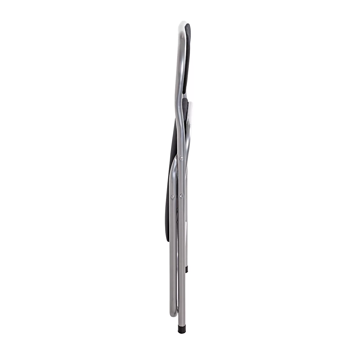 Zusammengeklappter Stuhl aus Metall, von der Seite. Die Rückenlehne und der Sitz sind schwarz.
