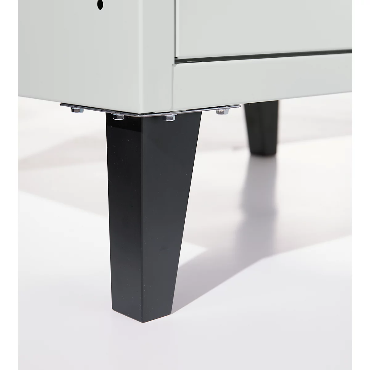 Kledinglocker - 2 compartimenten - B 630 x D 500 X H 1850 mm - met poten – met cilinderslot - lichtgrijs RAL 7035/ lichtgrijs RAL 7035 – ons merk Schäfer Shop Pure
