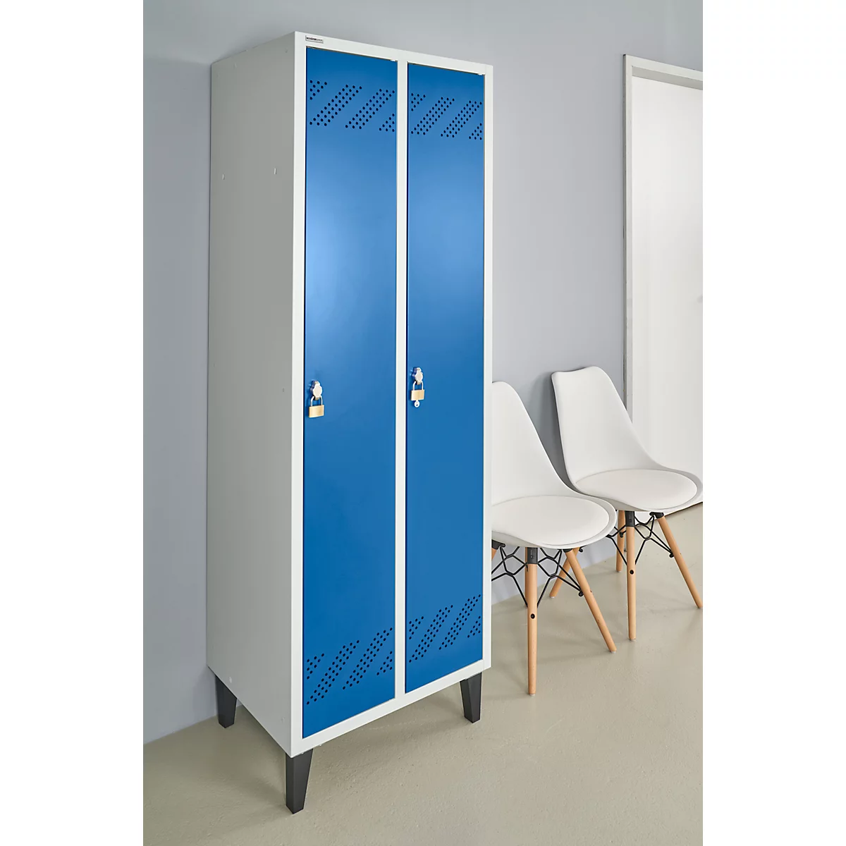 Kledinglocker - 2 compartimenten - B 630 x D 500 X H 1850 mm - met poten – met draaigrendelslot - lichtgrijs RAL 7035/gentiaanblauw RAL 5010 – ons merk Schäfer Shop Pure