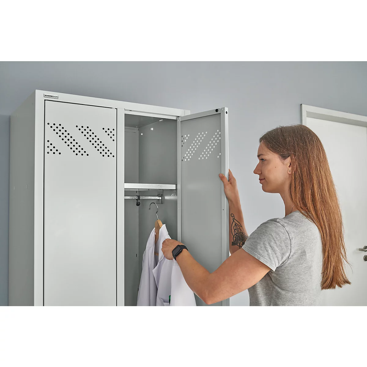 Kledinglocker - 2 compartimenten - B 630 x D 500 X H 1850 mm - met poten – met draaigrendelslot - lichtgrijs RAL 7035/lichtgrijs RAL 7035 – ons merk Schäfer Shop Pure