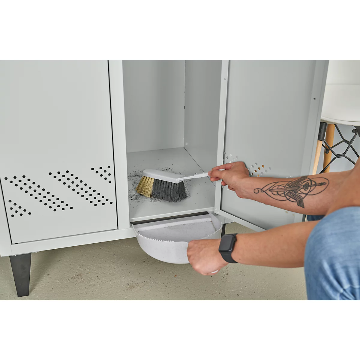 Kledinglocker - 2 compartimenten - B 630 x D 500 X H 1850 mm - met poten – met draaigrendelslot - lichtgrijs RAL 7035/lichtgrijs RAL 7035 – ons merk Schäfer Shop Pure