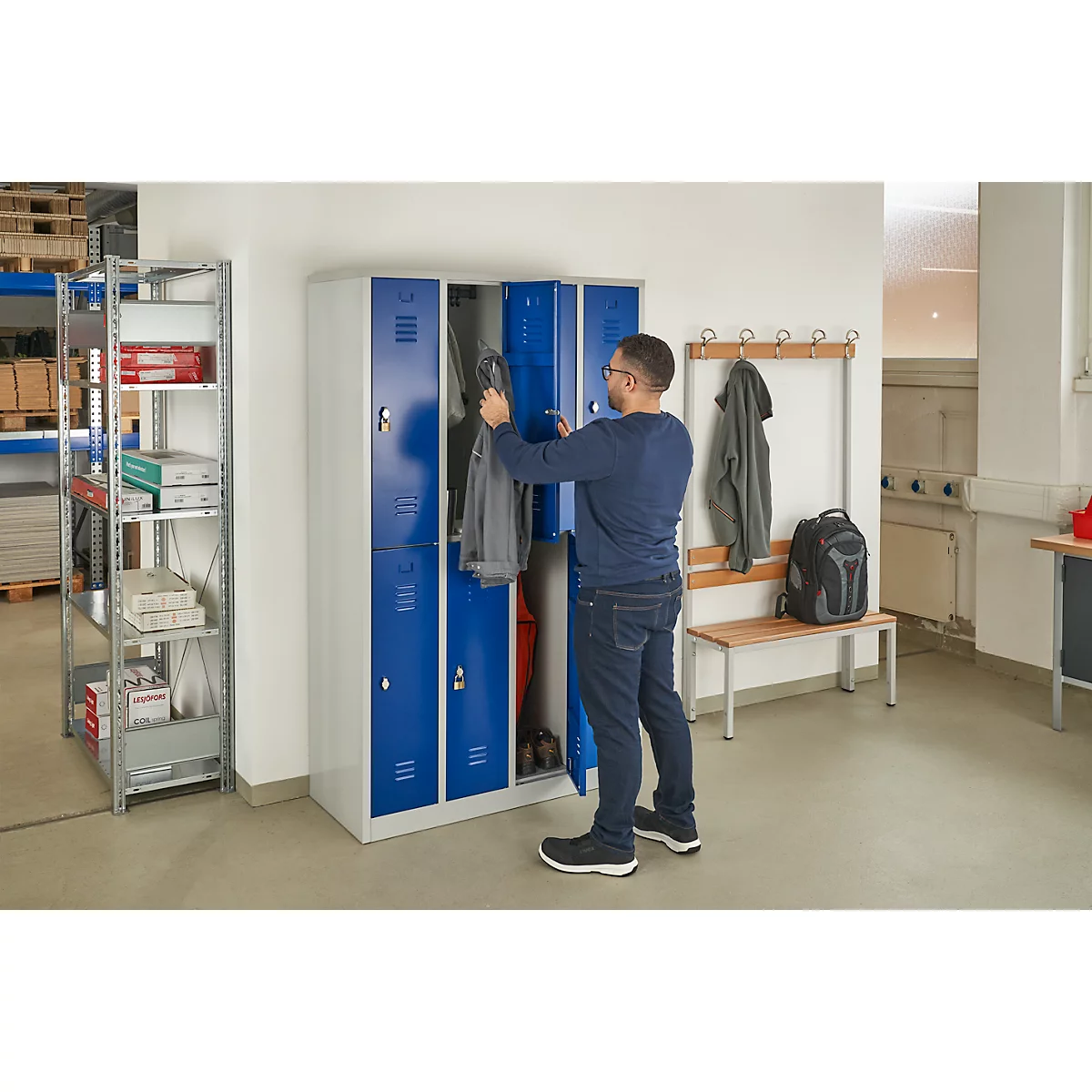 Kledinglocker, 4 compartimenten in twee rijen, B 1170 x H 1950 mm draaigrendelslot, lichtgrijs/gentiaanblauw