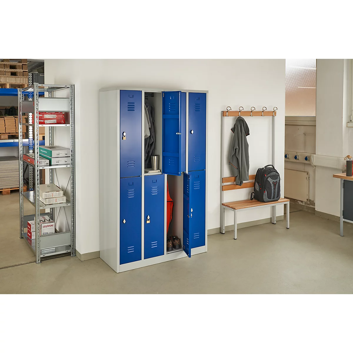 Kledinglocker, 4 compartimenten in twee rijen, B 1170 x H 1950 mm draaigrendelslot, lichtgrijs/gentiaanblauw