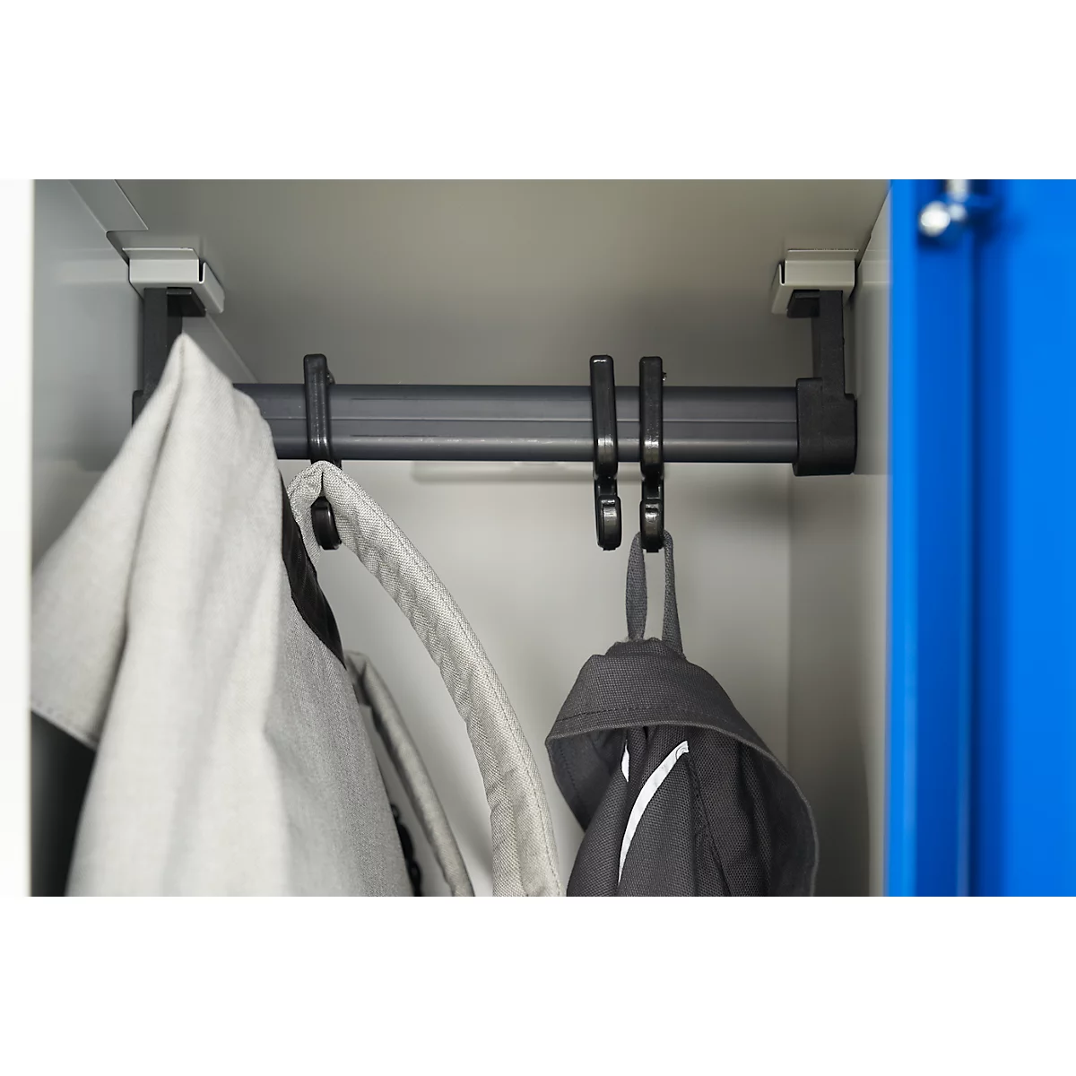 Kledinglocker, 4 compartimenten in twee rijen, B 1170 x H 1950 mm draaigrendelslot, lichtgrijs/vuurrood