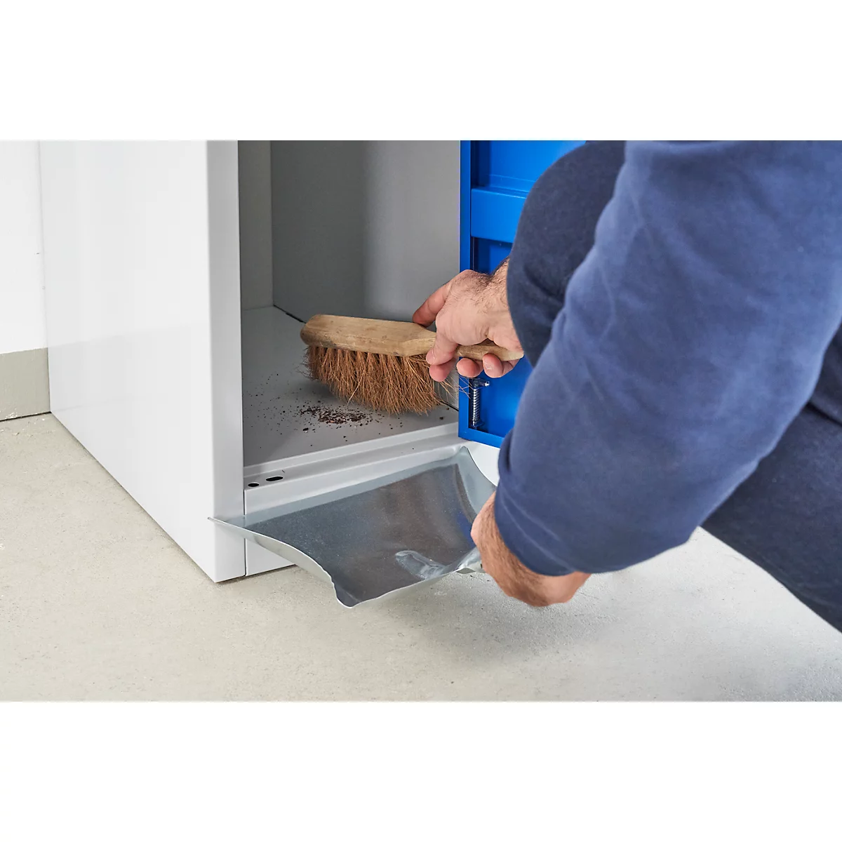 Kledinglocker, 4 compartimenten in twee rijen, B 1170 x H 1950 mm draaigrendelslot, lichtgrijs/vuurrood