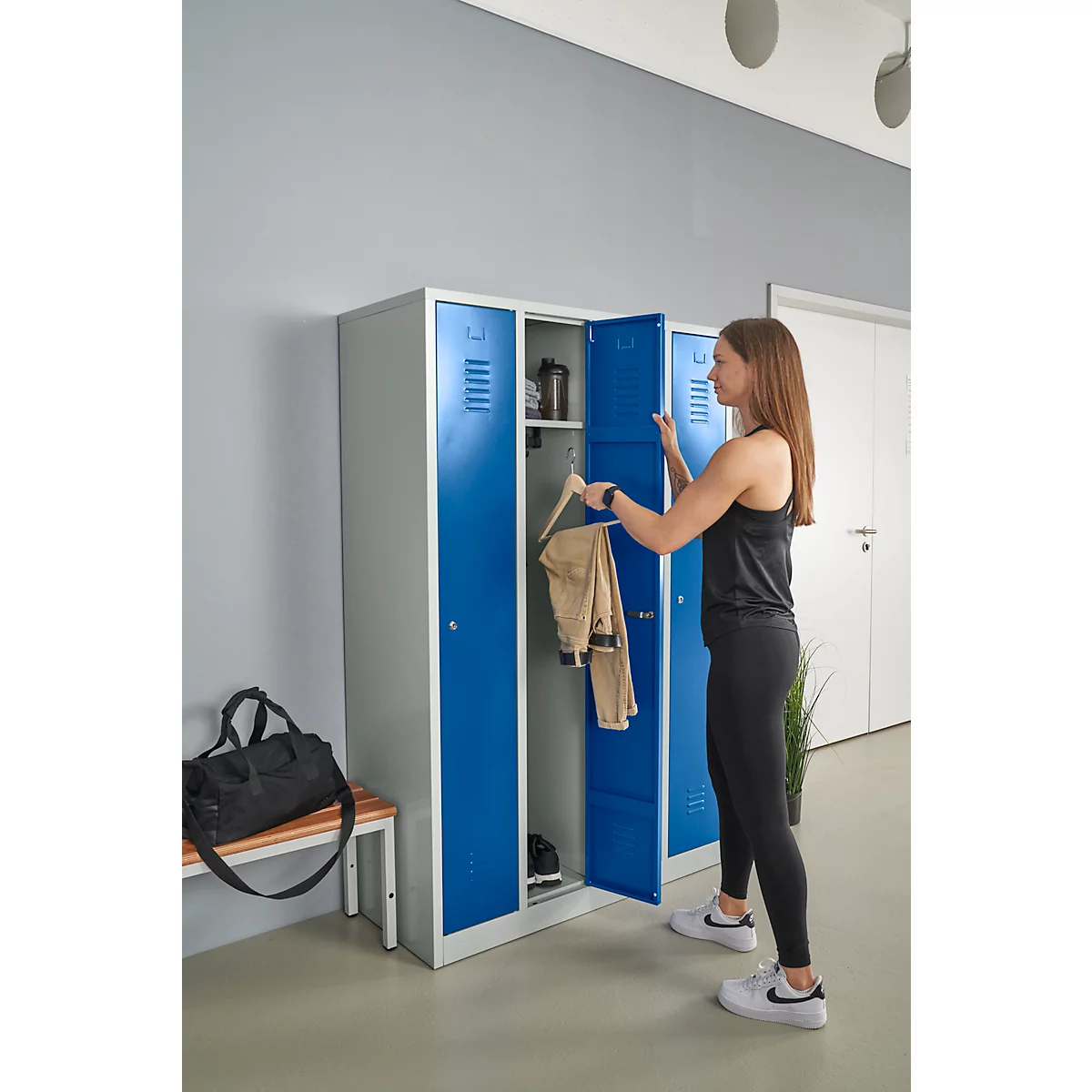 Kledinglocker - stalen - B 1170 x H 1800 mm - 4 deuren - cilinderslot - lichtgrijs en gentiaanblauw