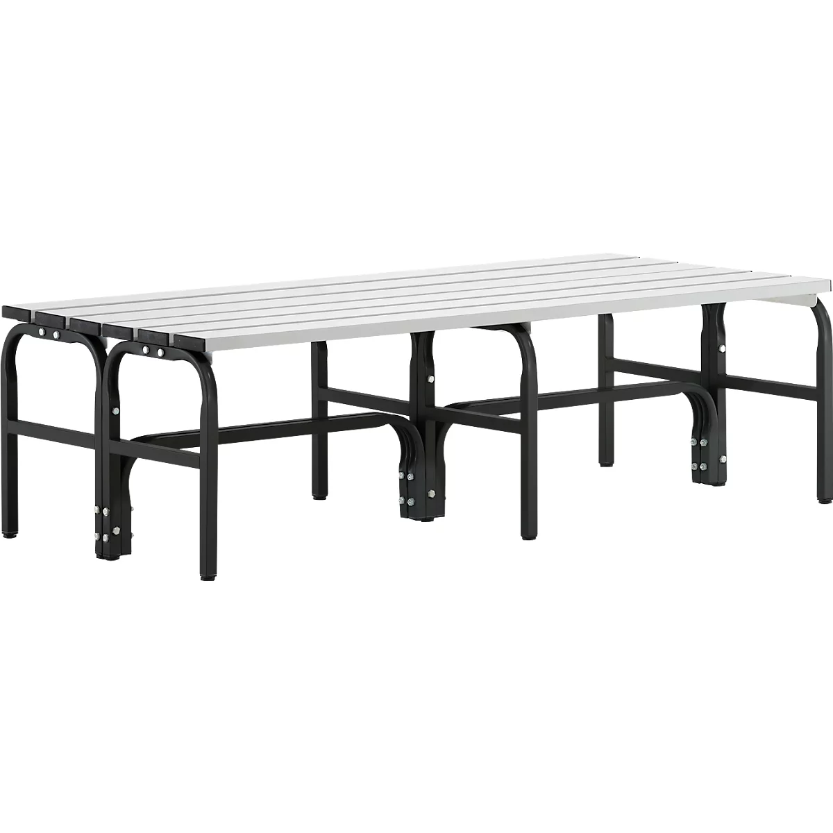 Een grijze bank met zwarte metalen poten die zich over de grond uitstrekken.