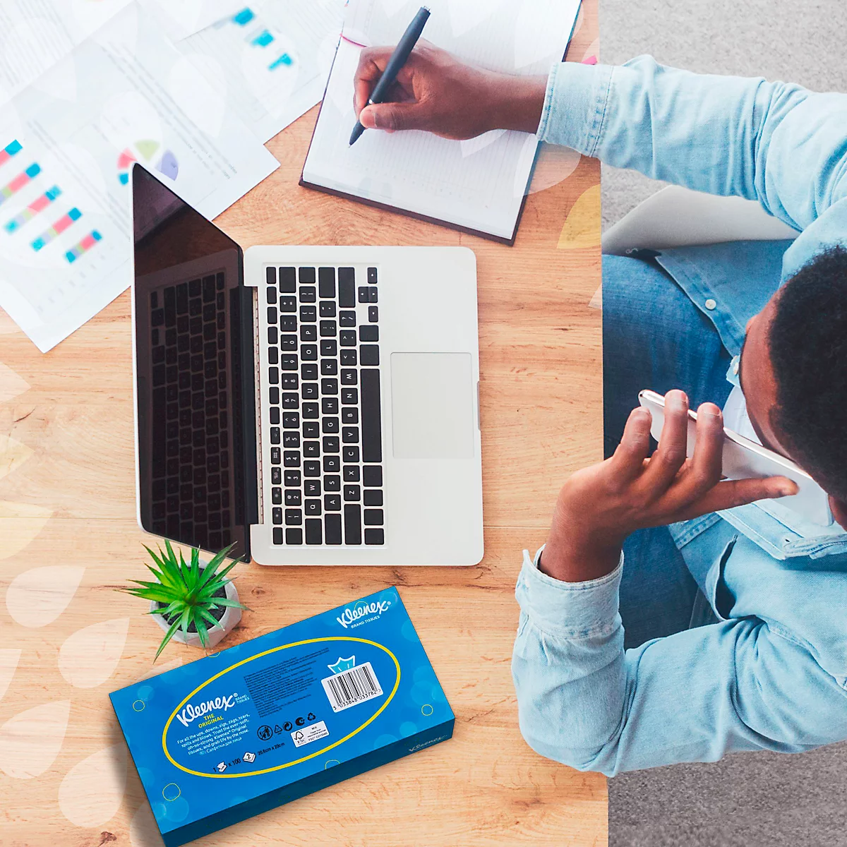 Contorno gris de cámara sobre fondo blanco.