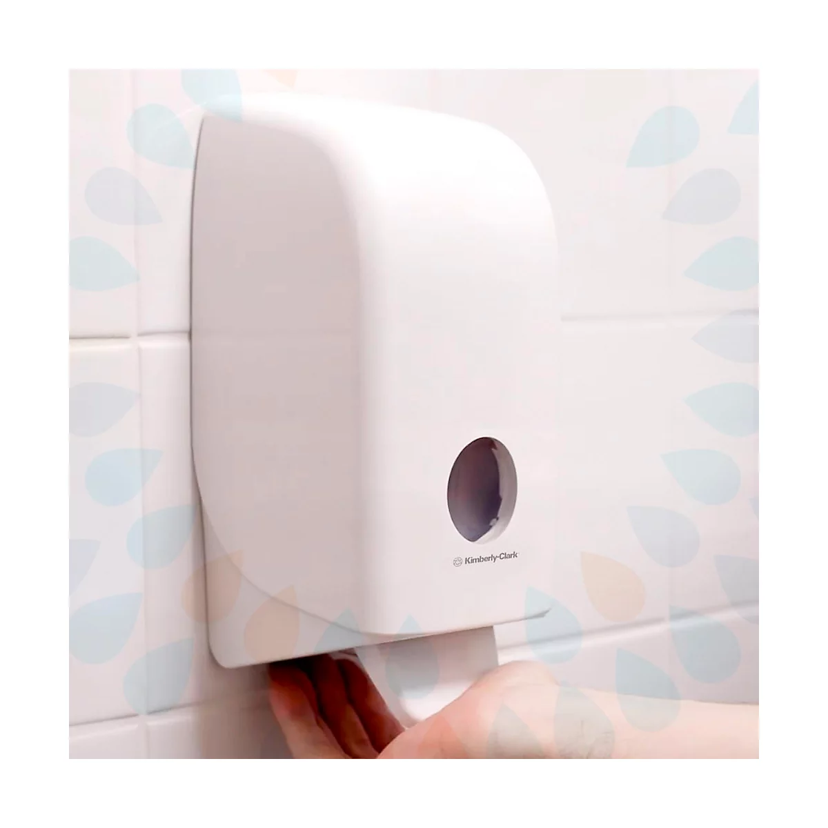 Ein weißer Papierspender wird von einer Hand bedient, die ein Papiertuch entnimmt. Auf dem Spender steht "Kimberly-Clark".