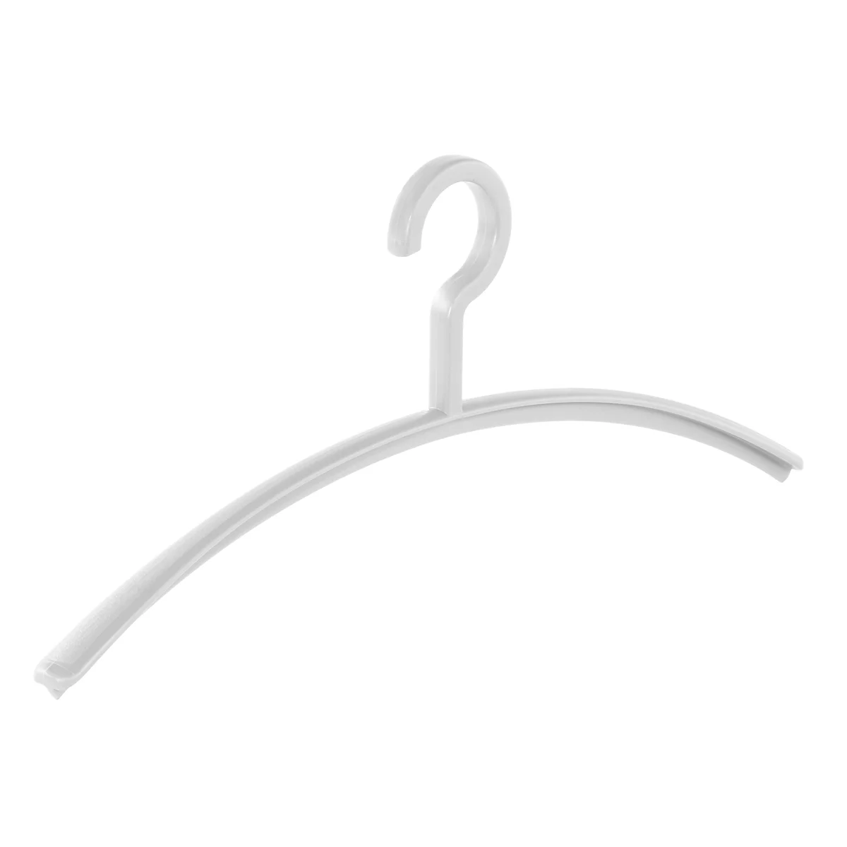 Witte kledinghanger tegen een witte achtergrond.