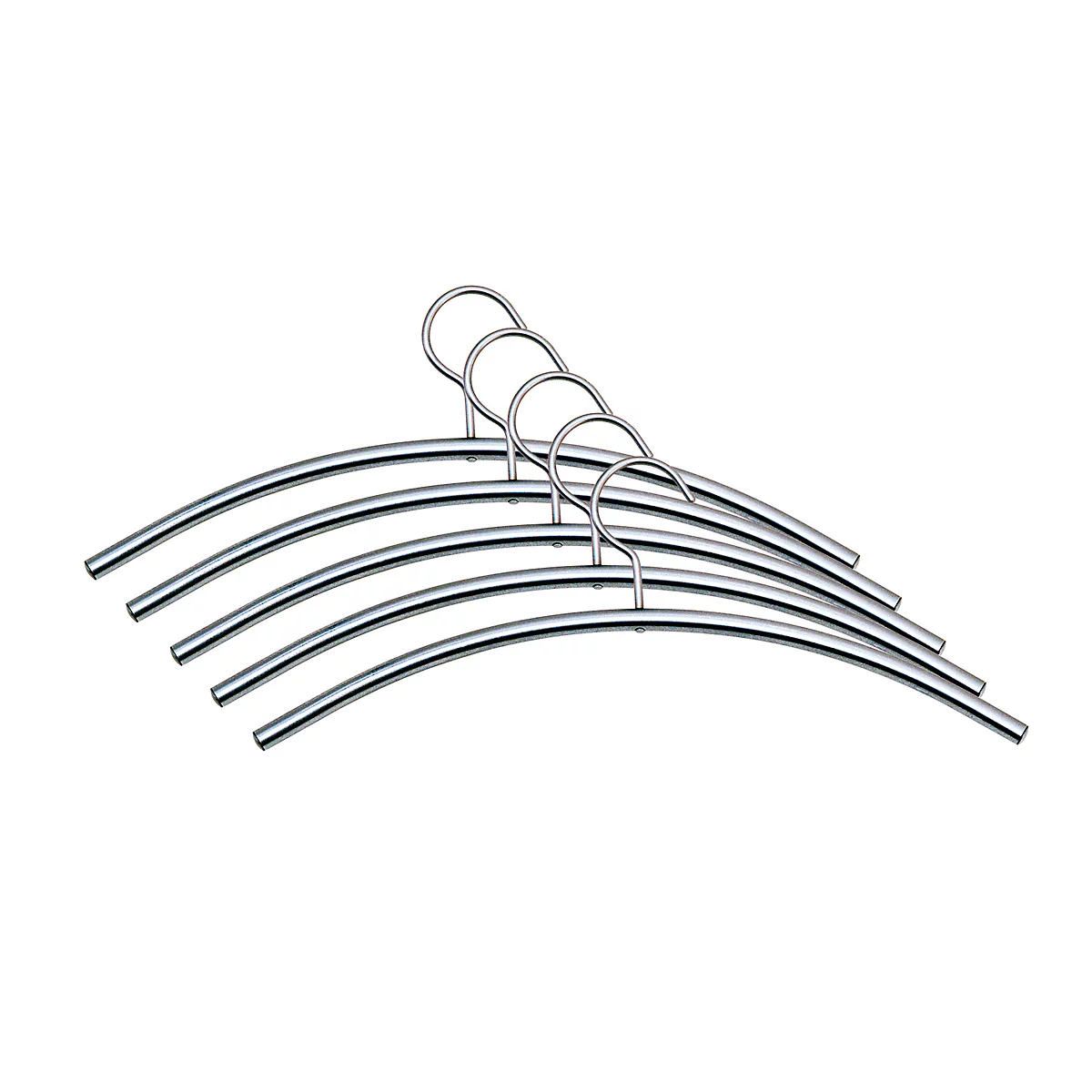 Vijf metalen kleerhangers overlappen elkaar licht. Elke heeft een gebogen staaf en een haak.