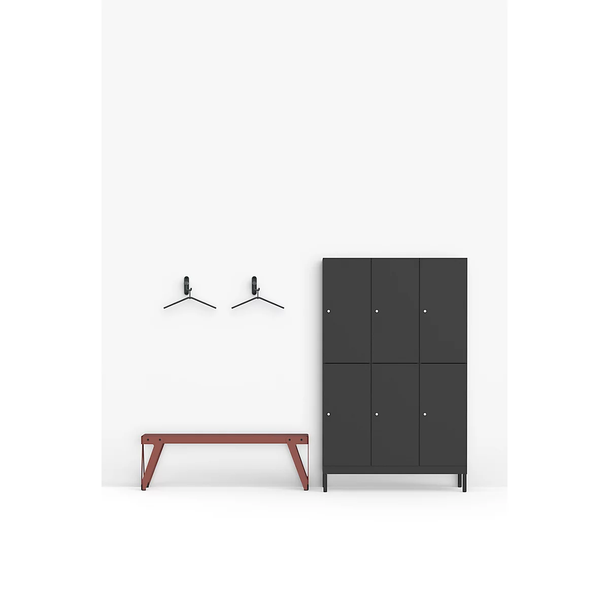 Grijze lockers, een bruine bank en hangers tegen een witte muur.