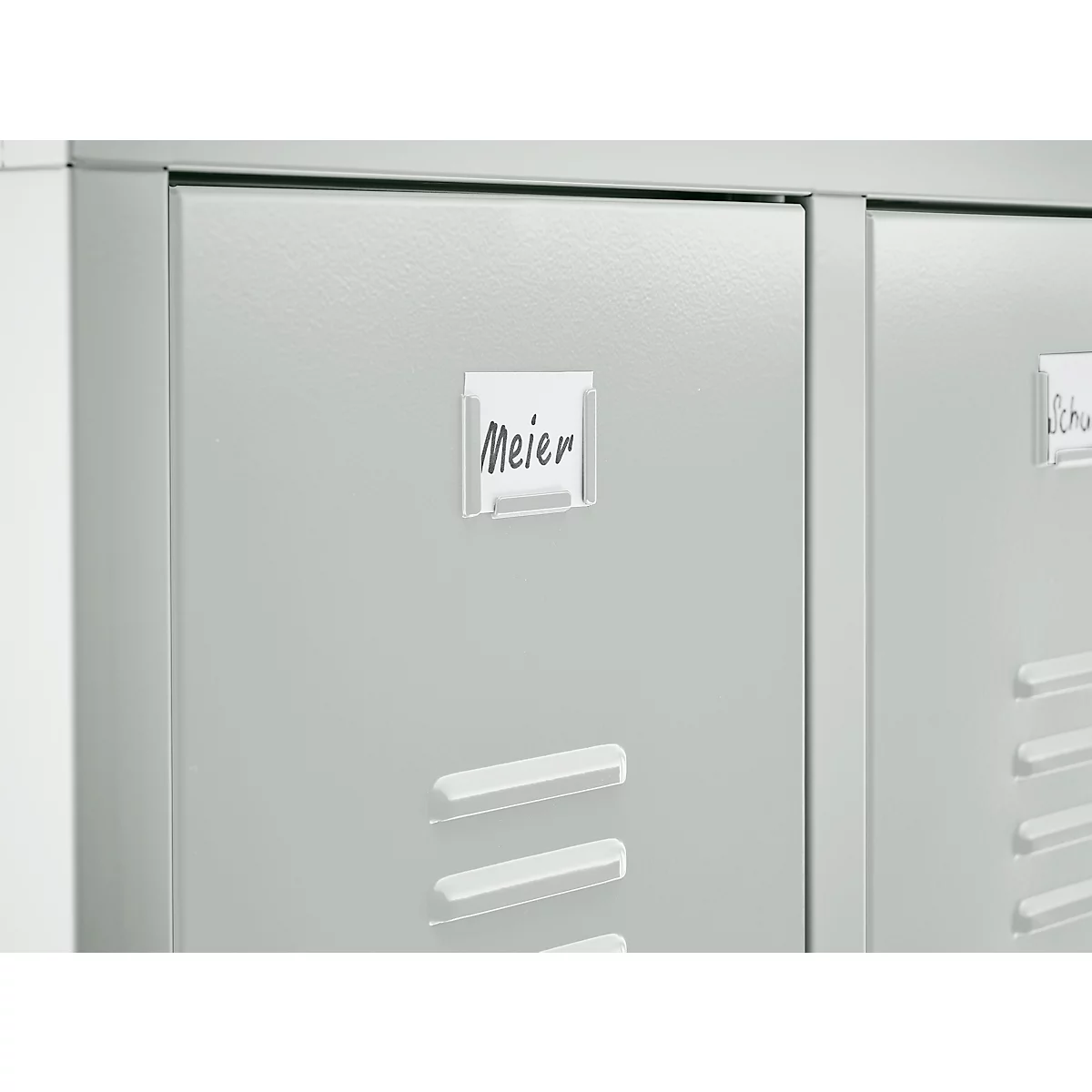 Grauer Schrank mit Namensschild "Meier".