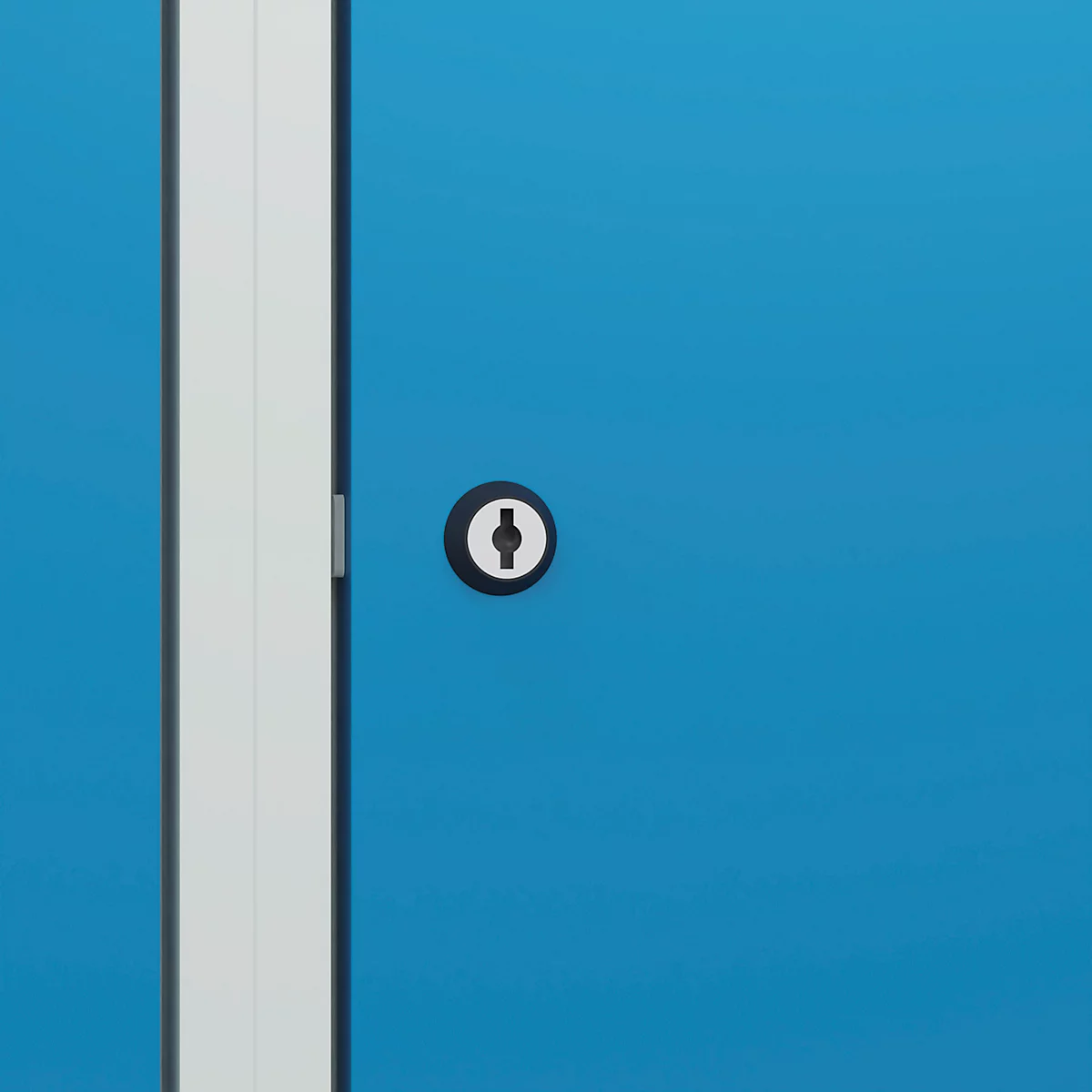 Nahaufnahme eines blauen Schranks mit einem schwarzen Schlüsselloch und einem weißen Rahmen.