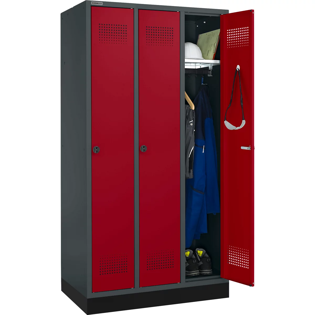 Roter Spind mit geöffneter Tür, gefüllt mit Arbeitskleidung und Helmen.