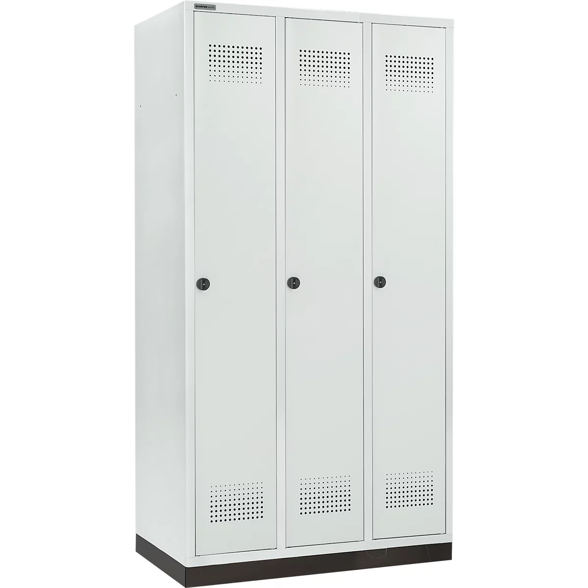 Dreifacher weißer Metallschrank. Jede Tür hat ein Lochmuster und einen schwarzen Knopfgriff.