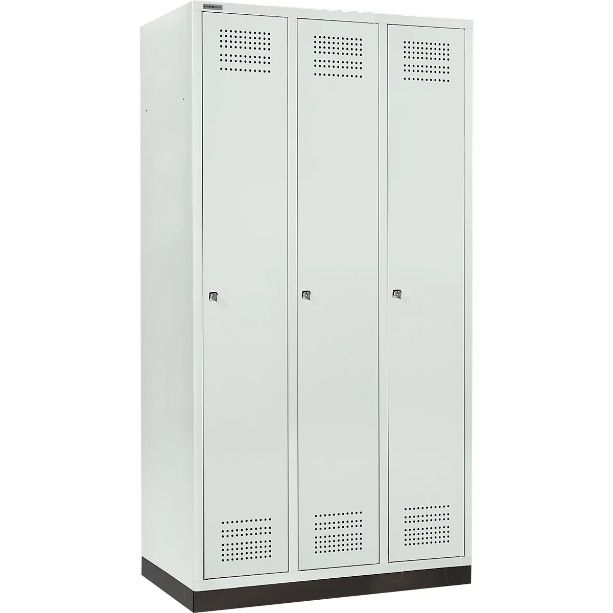 Weißer Schrank mit drei Türen, Lochmuster und Griffen. Steht auf dunklem Sockel.