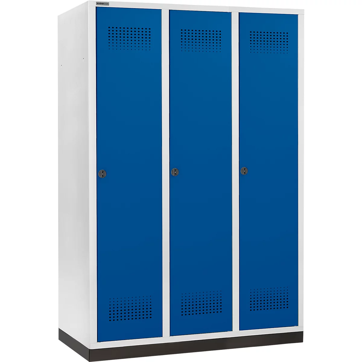 Drei blaue Spinde mit weißem Rahmen und Griffen. Oben und unten sind Luftlöcher.