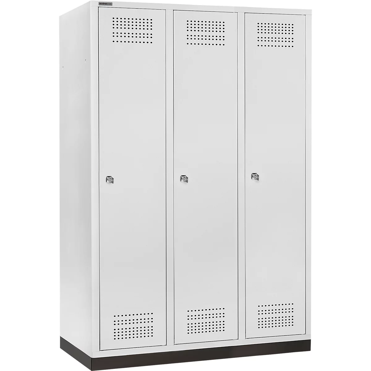 Dreiteiliger, weißer Spind mit Lochmuster, Griffe und dunkelgrauem Sockel.