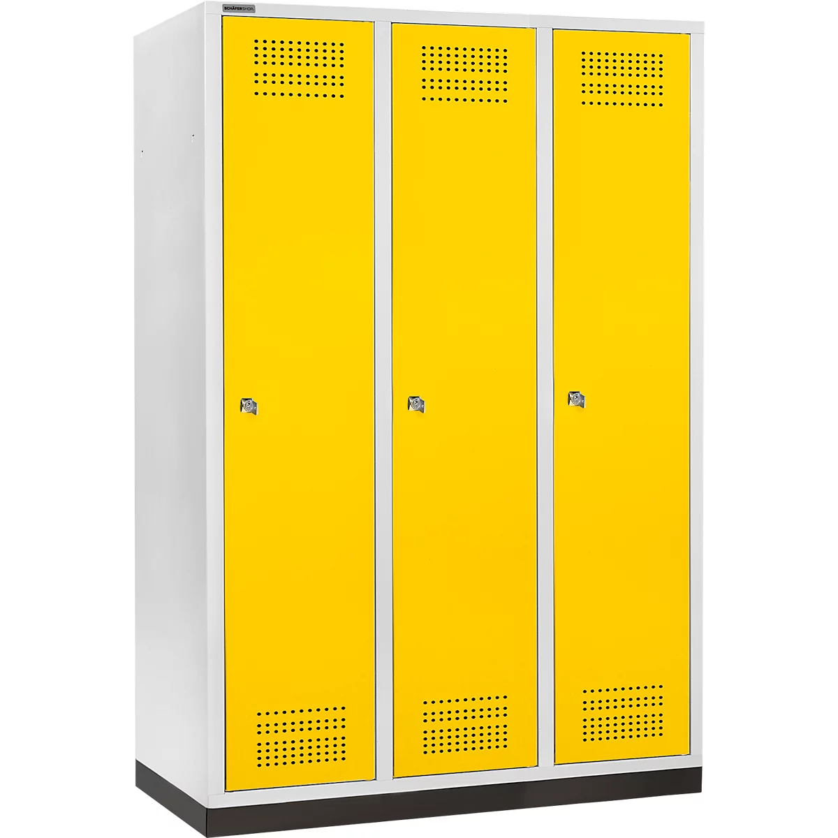 Gelber Spindschrank mit drei Türen, Lochmuster und silbernen Griffen.