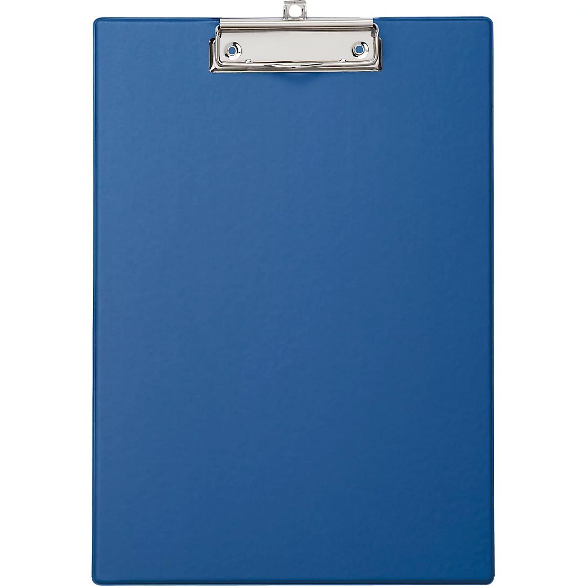 Blauw klembord met zilveren clip. De achtergrond is wit.