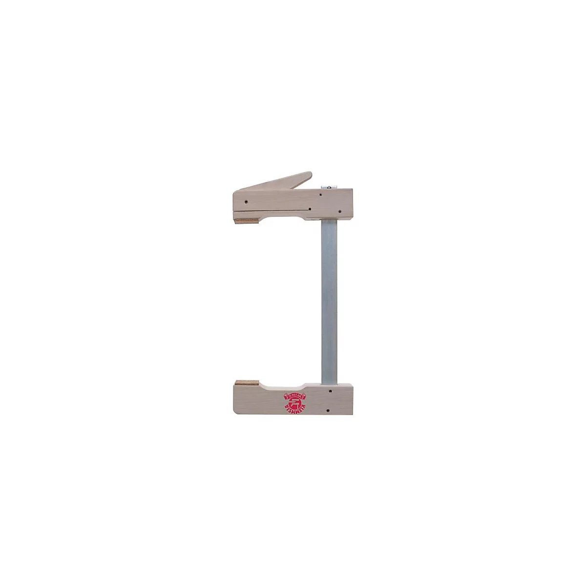 Houten frame met metalen buis. Een hendel aan de bovenkant, een rood logo met letters aan de onderkant.