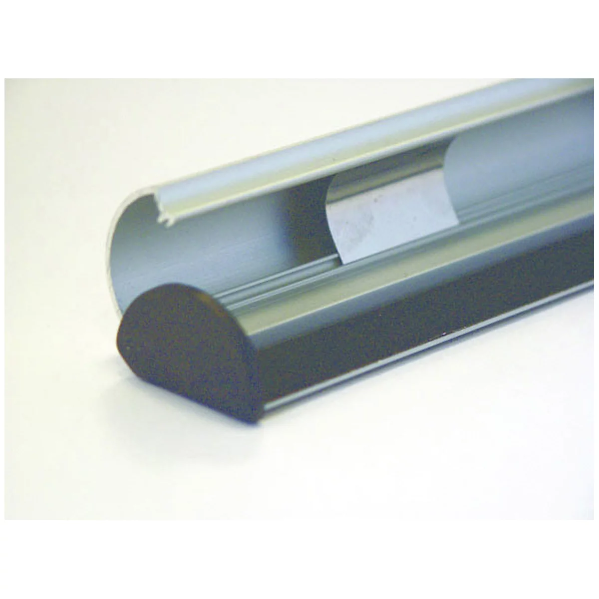 Nahaufnahme eines silbernen Aluminiumprofils mit schwarzer Gummilippe.