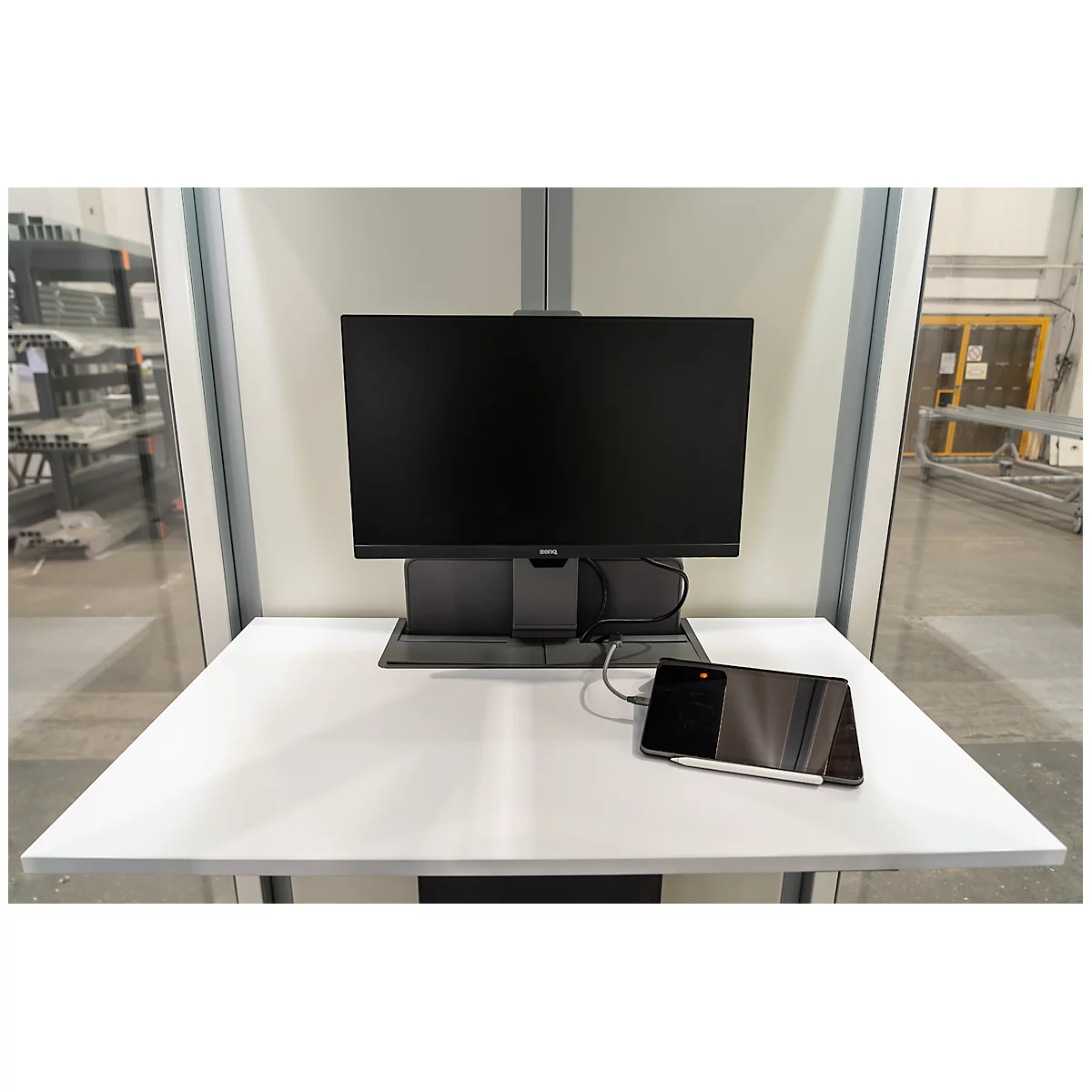 Kleusberg werktafel voor CoWoCube® 2, incl. monitorhouder &amp; stopcontacten, wandmontage, in hoogte verstelbaar, B 610 x D 1000 x H 574-1237 mm, wit