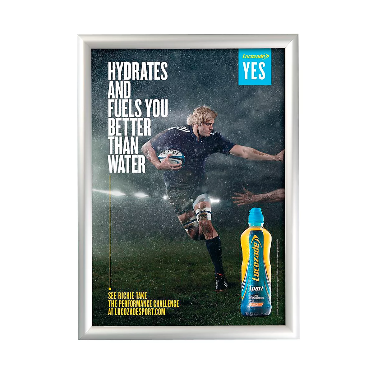 Reclameposter. Een rugbyspeler rent in de regen met een Lucozade drankje ernaast.