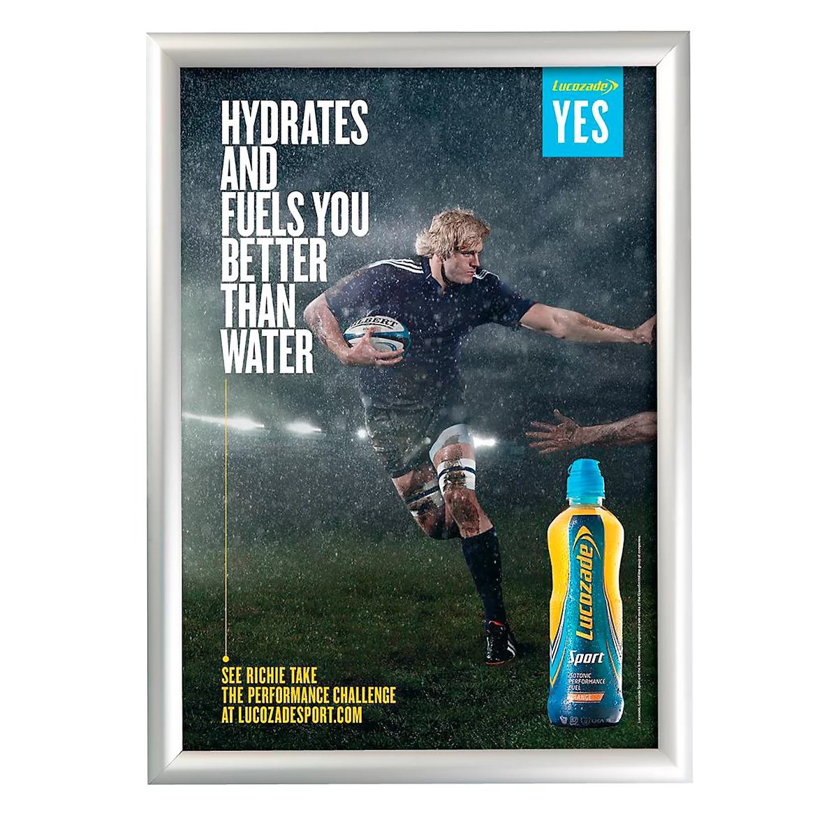 Rugbyspeler met bal, Lucozade Sport drank, tekst: "Hydrates and Fuels you better than Water".