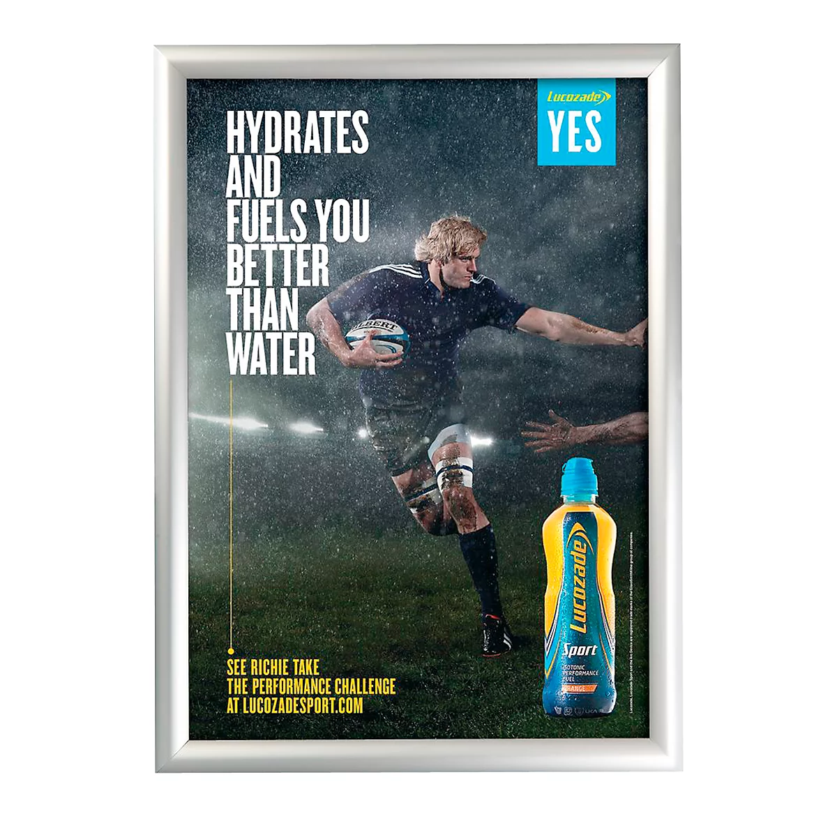 Poster met rugby speler die Lucozade Sport drinkt. Tekst: Hydrates and fuels you better than water.