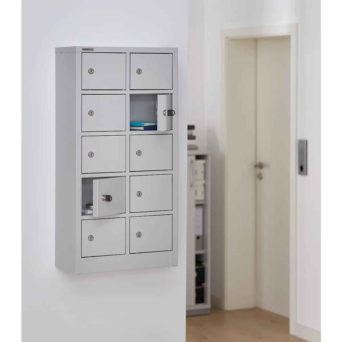 Kluis met 10 afsluitbare compartimenten - metaal - B 390 x D 200 x H 780 mm - lichtgrijs RAL 7035 - met metalen afdekplaat - ons merk Schäfer Shop Select