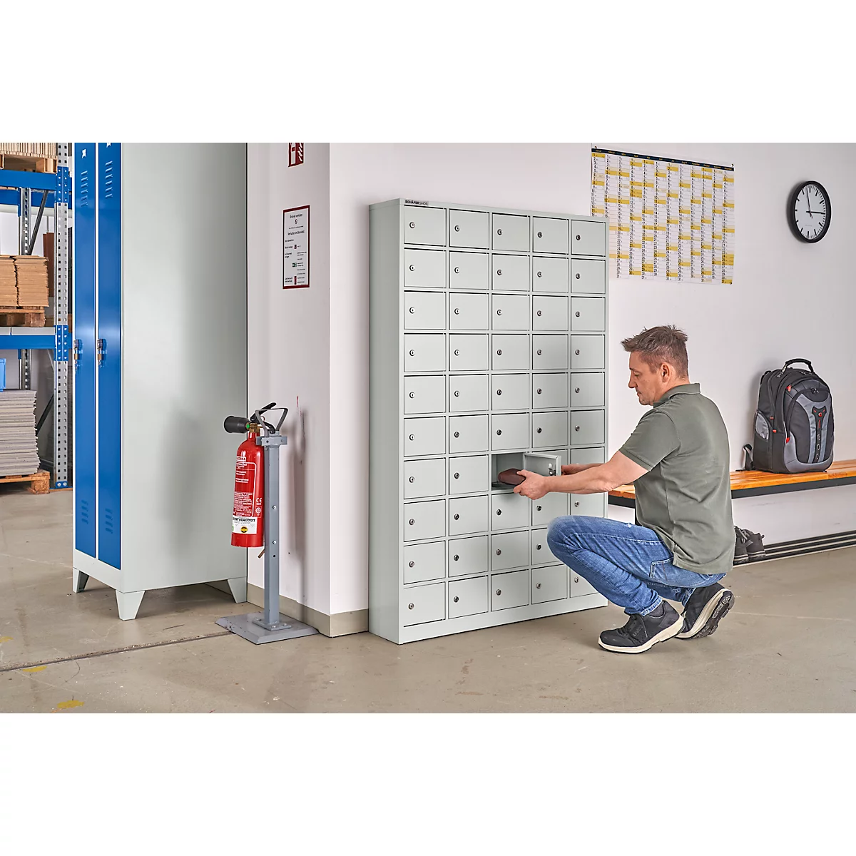 kluis met 50 afsluitbare compartimenten - metaal - B 980 x D 200 x H 1530 mm - lichtgrijs RAL 7035 - met metalen afdekplaat. - ons merk Schäfer Shop Select